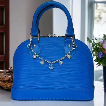 Taschenkette, Taschenschmuck, Goldene Herz-Taschenkette, Crystal Herzen Taschenanhänger, Handgefertigte Taschenkette, Luxuriöser Taschenschmuck, Herz-Anhänger für Taschen, Eleganter Taschenschmuck, Exklusive Handtaschenkette, Modische Herz-Taschenkette, Kristallherzen Taschenaccessoire, Handgemachte Herz-Anhänger, Taschenverzierung mit Kristallen, Stilvolle Taschenkette, Taschenaccessoire aus Kristall, Herz-Anhänger für Handtaschen, Taschenverzierung in Gold, Kristallverzierte Taschenkette